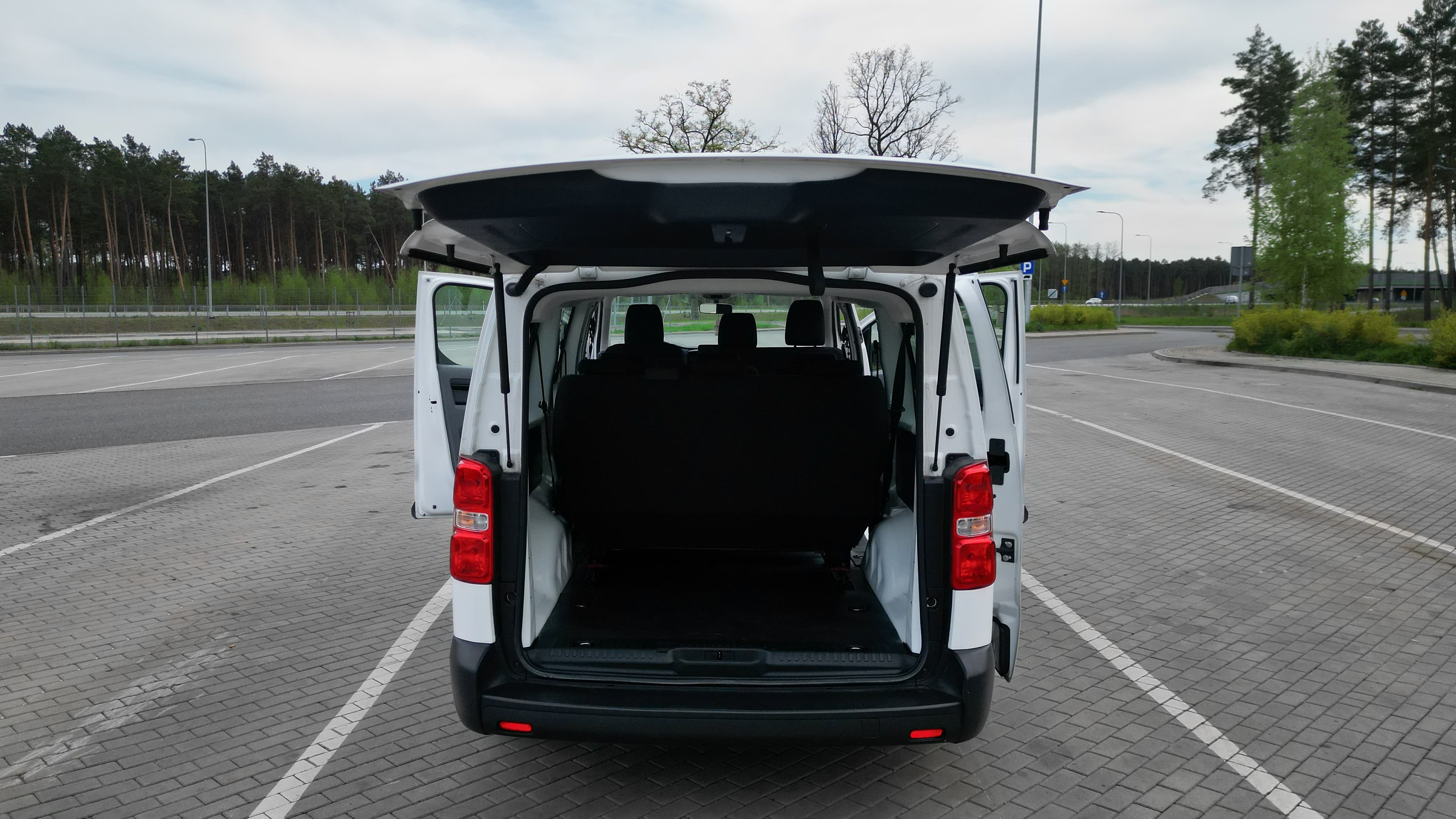 Wynajem busa Opel Vivaro 9-osobowy, pojemny bagażnik busa Opel Vivaro, idealny na wakacyjny wyjazd