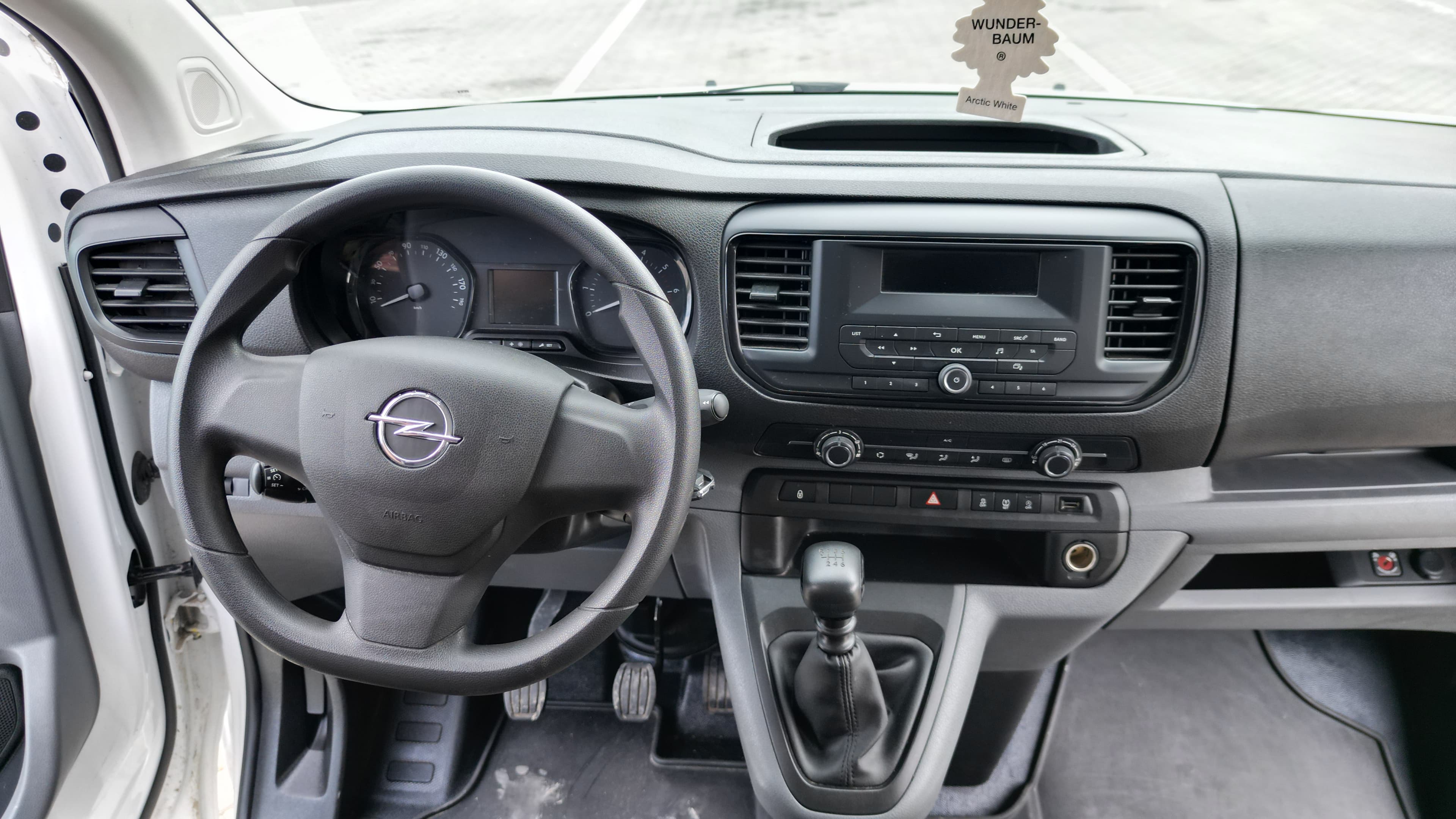 Wynajem busa Opel Vivaro 9-osobowy, widok z wnętrza, kolor biały