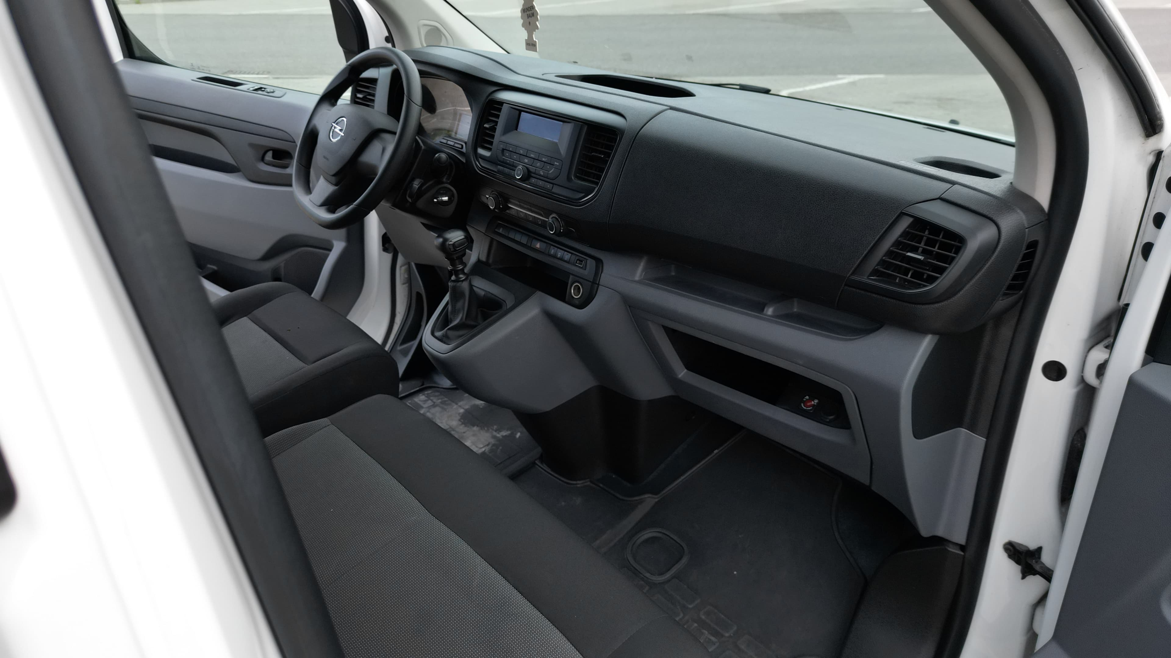 Wynajem busa Opel Vivaro 9-osobowy, widok z wnętrza, kolor biały