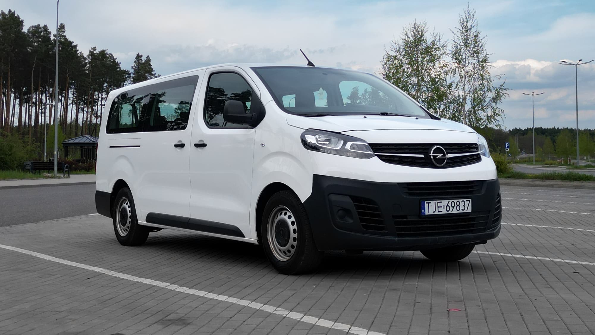 Wynajem busa Opel Vivaro 9-osobowy, widok z przodu, kolor biały