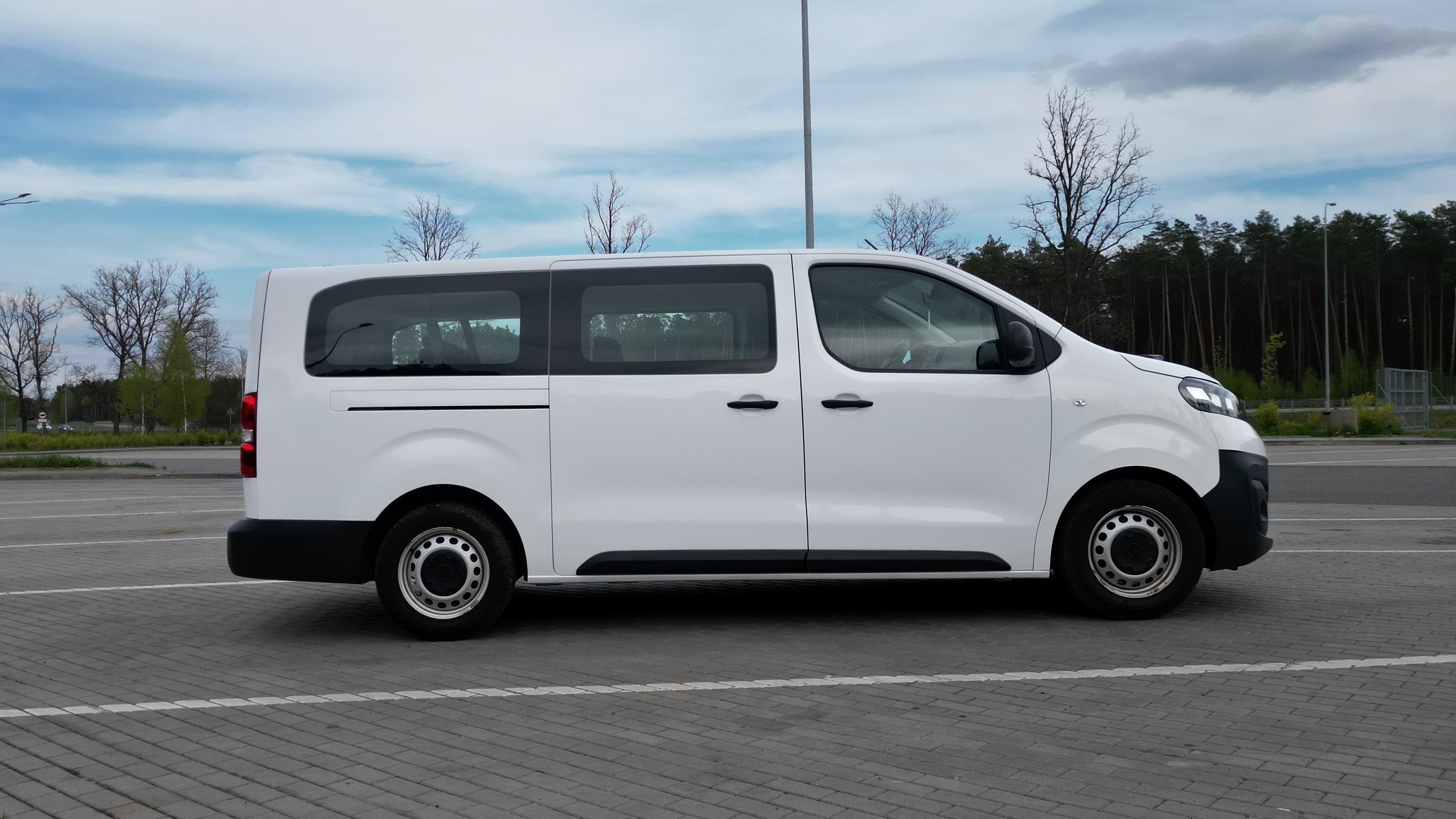 Wynajem busa Opel Vivaro 9-osobowy, widok z boku, kolor biały