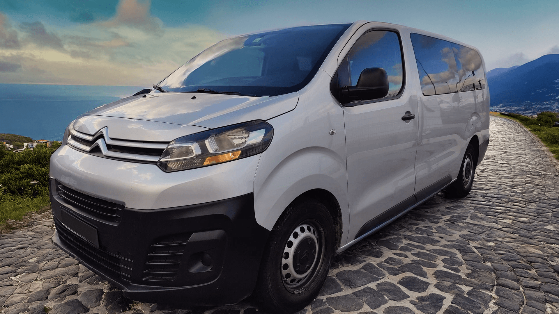 Wynajem busa 9-osobowego, Citroen Jumpy Spacetourer, widok z przodu, kolor szary